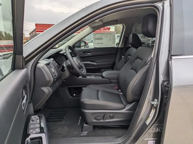 2025 Nissan Pathfinder front seats